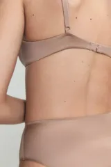 Soutien de diseño minimalista en color verde esmeralda, con aro escondido para mayor comodidad y breteles finos ajustables.