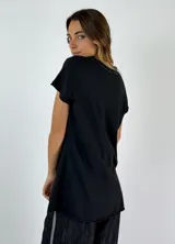 Remera blanca de corte holgado con cuello en V y ribete de crochet.