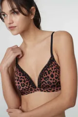 Soutien tipo bralette sin aro, con estampado animal print de leopardo en tonos marrón y negro. Presenta copas triangulares con puntilla negra en el escote y breteles finos ajustables. Cuenta con cierre en la espalda y broche con 4 posiciones de ajuste.