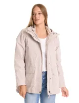 Campera 3 en 1 de color beige, con sistema de capas desmontables. La capa exterior es de tejido técnico resistente al viento y lluvia ligera, con capucha fija, cierre frontal con solapa, bolsillos de parche y ajuste elástico interno en la cintura. Incluye una campera interior capitoneada ultraliviana que puede usarse de forma independiente.