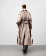 Gabardina cruzada color topo (gris claro/beige) con efecto envejecido, corte recto y doble botonadura. Presenta solapa doble en el lado derecho, manga larga con trabilla en el puño, y cinturón del mismo tejido.