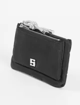 Monedero de tela color beige con diseño rectangular, cierre superior y tirador de cordón estampado en tonos naranja y blanco. Presenta un bolsillo frontal con solapa y detalle de logo metálico.