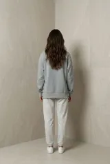 Sweater de calce relajado y cuello redondo, con mangas largas y aberturas laterales funcionales con botones.