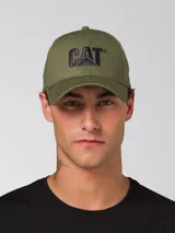Gorra de béisbol de color verde oliva con visera curvada y logotipo de Caterpillar bordado en negro en la parte frontal. Cuenta con tira trasera ajustable con cierre metálico.