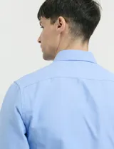 Camisa de manga larga con cuello button-down, bolsillo frontal y botones de madera.