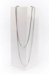 Colgante plateado de cadena fina con eslabones pequeños.