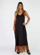 Vestido largo negro de punto con tirantes anchos rayados en tonos marrones y amarillos, escote redondo y flecos multicolor en el ruedo.