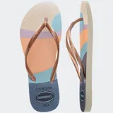 Ojotas Havaianas Slim Palette Glow con base estampada en tonos rosa, naranja y marrón, tiras finas color cobre y logo de la marca en las tiras.