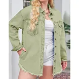 Campera tipo sobrecamisa de jean en color naranja, con corte oversize, cuello italiano, cierre frontal con botones metálicos y ruedo deshilachado. Cuenta con bolsillos frontales con solapa y mangas largas.