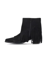 Bota de gamuza color negro, estilo western de caña media con terminación en punta y flecos en cascada. Cuenta con taco cuadrado y cierre en el lateral interior.