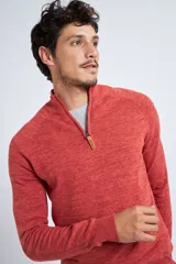 Buzo gris jaspeado de tejido de punto, con medio cierre frontal, cuello alto, manga larga y logo en goma. Corte regular.