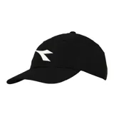 Gorra negra con logo de Diadora bordado en blanco en el frente.