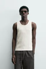 Camiseta sin mangas (tank top) de corte relajado (relaxed fit) con cuello redondo y sisa, confeccionada en tejido con algodón.
