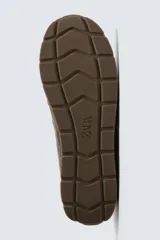 Zapatilla deportiva de hombre confeccionada en piel con acabado de serraje. Presenta un diseño de paneles combinados, cierre con cordones y suela dentada.