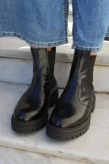 Bota tipo chelsea de cuero color chocolate, con paneles laterales elásticos y suela track de goma negra.
