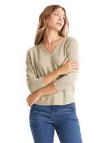 Buzo tejido de hilado fino color rosado, con escote en V, mangas tres cuartos y diseño estilo dolman.