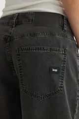 Pantalón de jean negro de corte amplio y relajado, con silueta suelta desde la cintura hasta el bajo.
