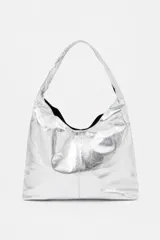 Bolso tipo hobo de diseño minimalista en color plateado metalizado, con acabado texturizado y asa integrada.