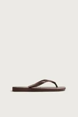 Sandalias de goma blanca Havaianas x Zara, con suela plana con relieve y tiras en el empeine con textura.