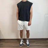 Short de algodón gris melange con cintura elástica y cordón de ajuste, de corte holgado y ruedo sin costura.