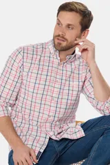 Camisa de manga larga con estampado a cuadros en tonos blanco, rojo y azul. Tiene cuello abotonado, cierre frontal con botones y un bolsillo en el pecho con logo bordado.