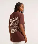 Remera marrón de algodón y poliéster, con cuello redondo y mangas cortas. Estampa en la espalda con la palabra "Market" y dibujo de vegetales.