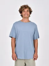 Remera blanca de manga corta, cuello redondo deshilachado y corte holgado.