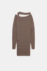 Top de manga larga con cuello barco, estampado de rayas horizontales en beige y negro, y un cinturón ajustable a juego.