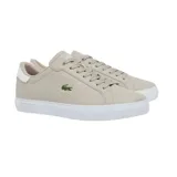 Championes Lacoste modelo Powercourt, color beige con detalles en blanco en el talón y suela. Presenta el logo del cocodrilo bordado en el lateral y cierre con cordones al tono.
