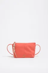 Bolso bandolera mini de Bimba y Lola en color coral, con cierre de cremallera superior, tirador de cordón ajustable con cuentas decorativas y el logotipo de la marca impreso en letras doradas en el frente.
