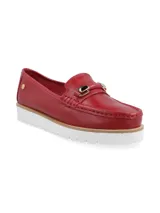 Mocasín de cuero rojo con detalles de costuras visibles, tira frontal con hebilla metálica dorada y suela dentada de plataforma blanca.