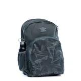 Mochila Umbro Lumi de color gris oscuro, con compartimento principal y bolsillo frontal con cierre. Presenta un diseño estampado abstracto en el bolsillo delantero, logo de la marca en la parte superior y un bolsillo lateral elástico para botella.