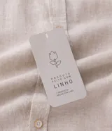 Camisa comfort de manga larga y cuello inglés, confeccionada en mezcla de lino y algodón. Presenta un diseño básico sin estampa con cierre frontal de botones.