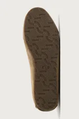 Zapatilla de hombre confeccionada en piel con acabado en serraje, color marrón, con cordones al tono y suela ultrafina.