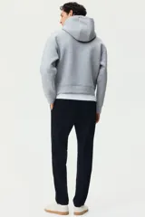 Pantalón tipo jogger de vestir color azul marino, con pliegues frontales y traseros, cintura elástica con cordón ajustable y corte slim fit.