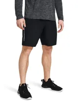 Short deportivo Under Armour de tejido ligero, diseñado para entrenamiento. Presenta cintura elástica con cordón interno, bolsillos laterales abiertos y aberturas laterales en el bajo para mayor movilidad.