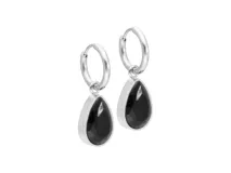 Par de caravanas colgantes de acero plateado con dije en forma de gota facetada color negro.