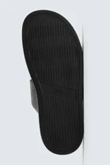 Sandalia negra con dos tiras anchas ajustables mediante hebillas cuadradas. Presenta una plantilla anatómica y suela plana a tono.