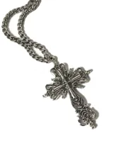 Collar plateado con cadena de eslabones y dije de cruz ornamentada.