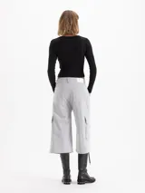 Bermuda tipo cargo de corderoy con silueta oversize y relajada. Presenta tiro medio, bolsillos laterales tipo cargo y diseño de pierna ancha.