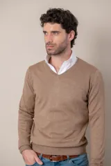 Sweater de cuello en V confeccionado en lana merino, de diseño clásico con puños y ruedo acanalados.