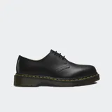 Zapato de tres ojales Dr. Martens modelo 1461, confeccionado en cuero liso negro con costuras amarillas características y suela de goma con amortiguación.