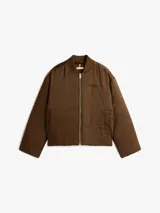 Campera bomber de satén color marrón, con diseño acolchado, cuello estilo béisbol de punto canalé y cierre frontal de cremallera. Presenta logo de la marca bordado en el pecho y hombros ligeramente caídos.