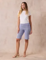 Bermuda a la rodilla con estampado de rayas verticales azules y blancas, pretina ancha elastizada.