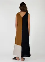 Vestido largo sin mangas de lino, con escote en V y diseño de bloques de color en tonos beige, tostado y blanco.