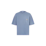 Remera Carhartt WIP modelo Hudson color celeste, de corte holgado, mangas cortas, cuello redondo y bolsillo frontal en el pecho con etiqueta del logo de la marca.