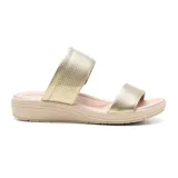 Sandalia de cuero color dorado con dos tiras anchas horizontales y plataforma baja.