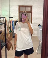 Remera blanca de manga corta y cuello redondo, con un estampado en color verde menta que dice "MORE LOVE MORE LIFE".