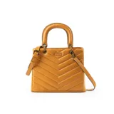 Cartera tipo bolso de mano color camel, con diseño acolchado en patrón de chevron. Cuenta con doble asa superior, correa larga regulable y extraíble, y herrajes metálicos en tono dorado.