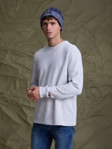 Buzo de cuello redondo confeccionado en tejido fleece, de corte clásico y manga larga, con puños y ruedo acanalados.